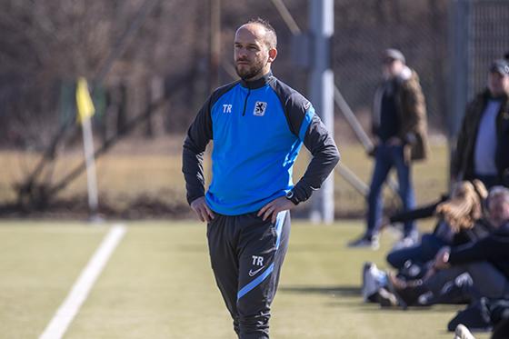 Im Aufstiegskampf: Amateur-Löwen-Trainer Lulzim Kuqi. Foto: Anne Wild