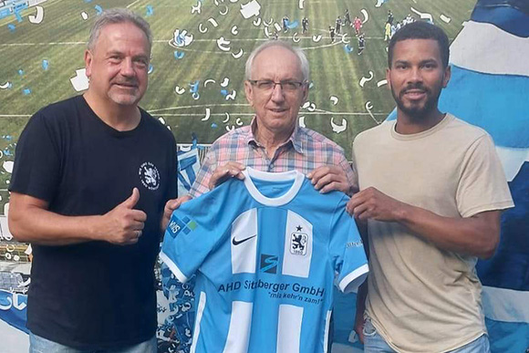 Hans Sitzberger (Mitte) präsentiert mit Herren-Spartenleiter Dominik Kilpatrick (rechts) und Fanbetreuer Christian Poschet das neue Trikot. Foto: TSV 1860