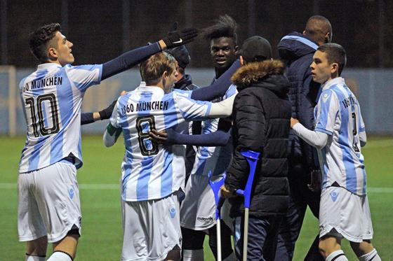 Jubel nach dem Ausgleich: die Amateur-Löwen um Torschütze Lassana Boubacar. Foto: A. Wild