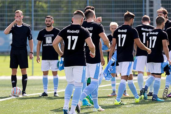 Trugen die Rückennummer ihres verstorbenen Mitspielers: die Amateur-Kicker des TSV 1860 München. Foto: Anne Wild