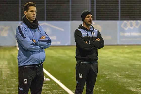 Suchen ein Erfolgsrezept gegen den Spitzenreiter: Amateur-Trainer Andreas Kopfmüller (rechts) und sein Assistent Florian Eisenmann. Foto: Anne Wild