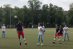 Auf Messers Schneide: TSV Ost gegen Amateur-Löwen. Foto: A. Seeler