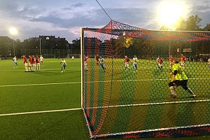 Amateur-Kicker des TSV 1860 im Torrausch Auf dem Weg ins Kreuzeck: Freistoß von Diego Hones. Foto: A. Seeler