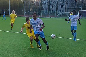 Sechzig mit Doppelsieg im Lokalfußball Intensives Ringen: Löwen gegen Raben. Foto: AS