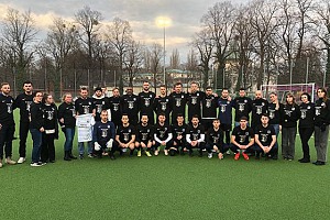 Gedenken an »Shen« Ameti Vereint in Trauer um »Shen« Ameti: Mitspieler und Familie. Foto: A. Seeler