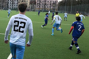 Weiß-blaue Torflut im Amateur-Fußball Einseitige Begegnung: Amateur-Löwen gegen den SV München-Laim. Foto: A. Seeler