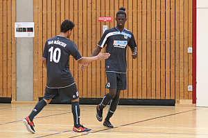 Amateur-Löwen zu Gast im Oberland Aus reiner Freude am Spiel: Die Amateur-Löwen in der Halle. Archivfoto: A. Wild