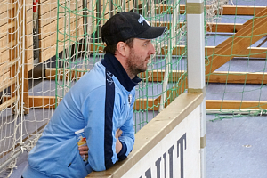 Trainingsstart im Lokalfußball Beim Hallenkick: Amateure-Trainer Andreas Kopfmüller. Foto: AS