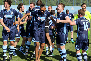 Amateur-Kicker schaffen Aufstieg im Lokalfußbal Aufstiegsfreuden: TSV 1860 München IV. Foto: Alfons Seeler