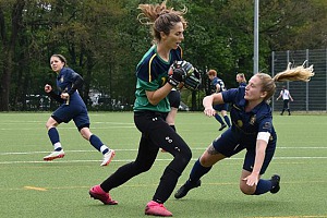 Aufstieg für Fußball-Frauen des TSV 1860 Duell der Kapitäninnen: Ana Javaloy Garcia und Silke Dehling. Foto: Verein/LM