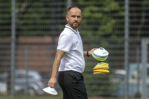 Showdown in der Kreisklasse In Aufstiegshoffnung: Amateur-Löwen-Trainer Lulzim Kuqi. Foto: Anne Wild
